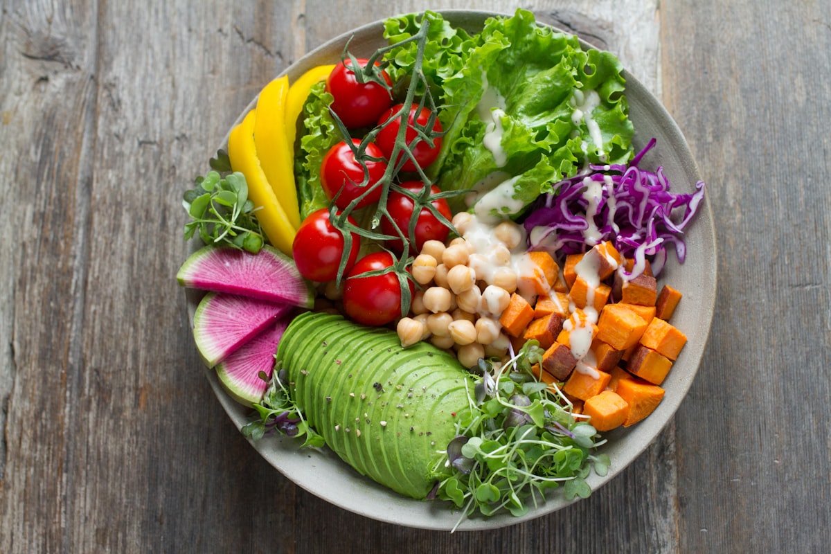 Nutrizionista che analizza un piano alimentare personalizzato