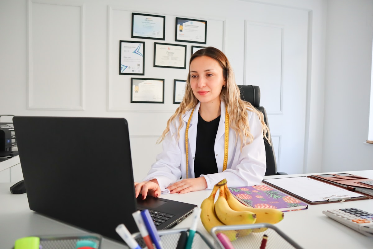 Professionista della nutrizione che spiega i vantaggi della valutazione personalizzata